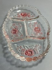 PLAT EN PATE DE VERRE MOULE A MOTIFS DE FLEURS..(07)..