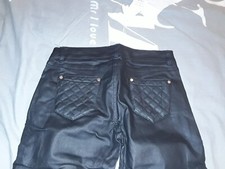 Pantalon noir en simili cuir PVC style motard matelassé à des endroits femme L