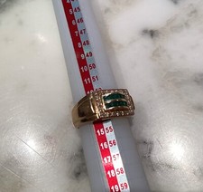 Bague tank or 18 carats avec 2 rangs d’émeraudes et encadrement de diamants blan