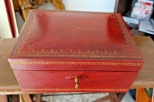 ANCIEN COFFRET A BIJOUX EN BOIS GAINEE DE CUIR INTERIEUR CAPITONNE AVEC SA CLE