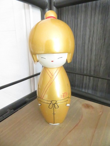 Kokeshi jaune or - kokeshi,