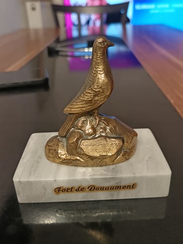 Sculpture oiseau sur socle - , en