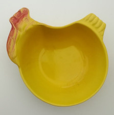 Plat poule pour pâques en terre cuite vernissé jaune style campagne monde rural