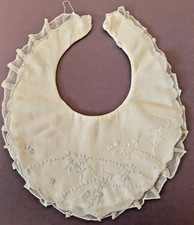 Bavoir bébé ancien, cotonnade blanche brodée de fleurettes blanches et bleues (9