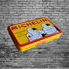 Coffret boite Michelin métal, cartes à jouer, calepin, crayon.