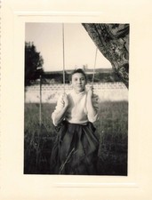 ANCIENNE PHOTOGRAPHIE 1955 A LA ROCHELLE JEUNE FILLE SUR UNE BALANCOIRE