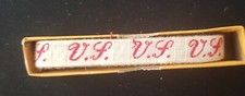 INITIALES V S , MONOGRAME LETTRE  BRODEE SUR RUBAN , MERCERIE ANCIENNE