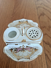 Encrier en porcelaine de Paris blanche et or rehaussé de rose.