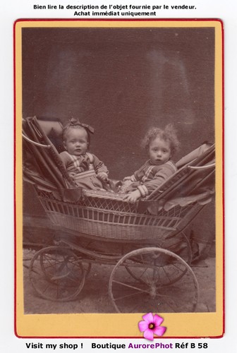 Enfants dans une poussette - une,