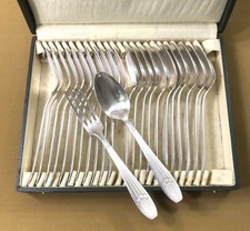 ménagère 12 couverts de