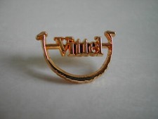 Pin's doré - VITTEL , le