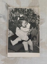 Photo Ancienne Snapshot Vintage Enfant Fille Assise Noël  Poupée 8.6 x 13.2