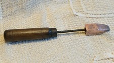 Fer à souder ancien, outil de métier.