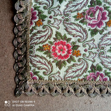 Napperon brodé à fils dorés