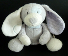 O4. DOUDOU PELUCHE NOUKIE'S CHIEN ARTHUR 15cm assis gris bleu blanc os - TBE