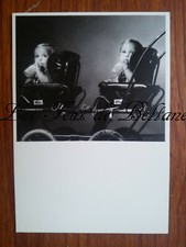 Les jumeaux bébés poussette