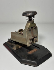 Agrafeuse en métal ancienne