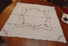 Nappe à thé blanche brodée