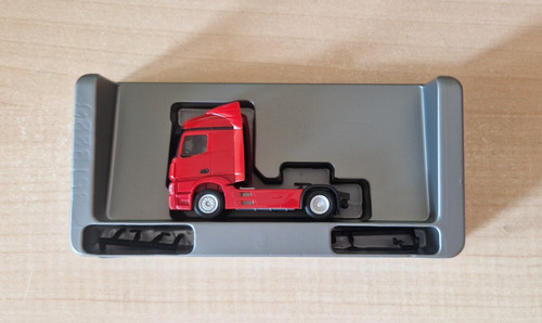Tracteur routier neutre rouge