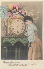 CP RENDEZ-VOUS POUR ... FEMME PRES GROSSE PENDULE SUR CHEMINEE - FLEURS - 30616