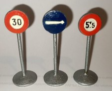 Lot de 3 panneaux DINKY TOYS ?