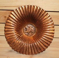 Ancienne plaque de suspension murale en cuivre ornée faite main