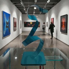 Création artisanale. Sculpture abstraite en métal NaguraDesign, couleur bleue