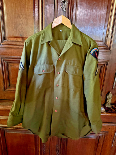 Chemise militaire insignes