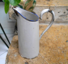 Ancien Broc Pichet BLANC en tole  émaillée