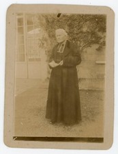 PHOTO amateur vers 1900, un prêtre curé de campagne en soutane