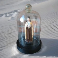 statue de sainte rita en porcelaine sous globe