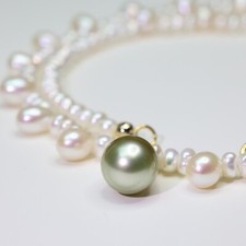 collier perle noire dorée de