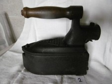 fer à repasser ancien avec cheminée en fonte avec grille  6 kgs