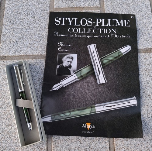 Plaquette stylo plume de - +,