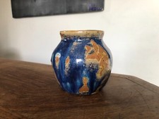 JOLI VASE EN TERRE VERNISSÉE A COULURES BLEUES,  PUISAYE,  signé " LION "
