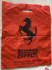 Sac plastique Ferrari (provenant de la boutique Avenue de l’Opéra à Paris)