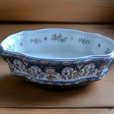 Rouen jardinière en faïence au décor peint motif floral polychrome