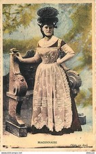 71 - Macon - Maconnaise - Animée - Folklore - Colorisée - Etat pli visible - CPA