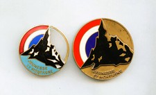 JEUNESSE  & Montagne 2 pièces   insigne  en émail et Medaille de table en bronz