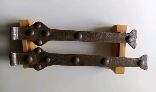 Deux pentures ses - pentures, et