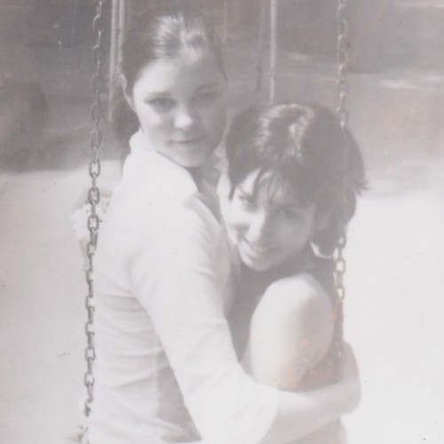 Deux jeunes femmes - , embrassant