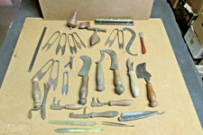 LOT  OUTILS  DIVERS niveau -  fil à plomb - serpes   Etc ...