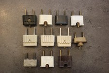 lot de 11  anciennes prises