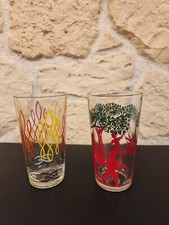 Deux verres décoratifs et