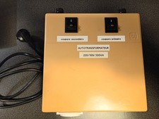 Autotransformateur réversible en coffret ; 220V vers 110V ; 500VA (marque DERI)