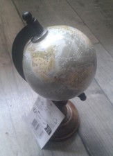 Petit globe terrestre rotatif