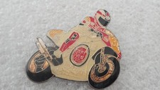 PIN S MOTO SUZUKI MICHELIN.  LUKY STRIKE