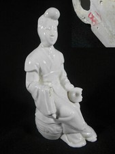 FIGURINE / STATUETTE FEMME / GEISHA ASSISE EN PORCELAINE DE CHINE A IDENTIFIER