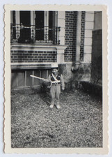 Petit garçon déguisé en gendarme, agent costume - Photo vintage snapshot 1954