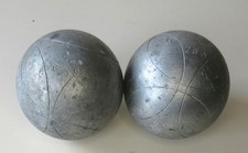 Deux boules de pétanque JB 790 grammes, diamètres 76mm (environ)